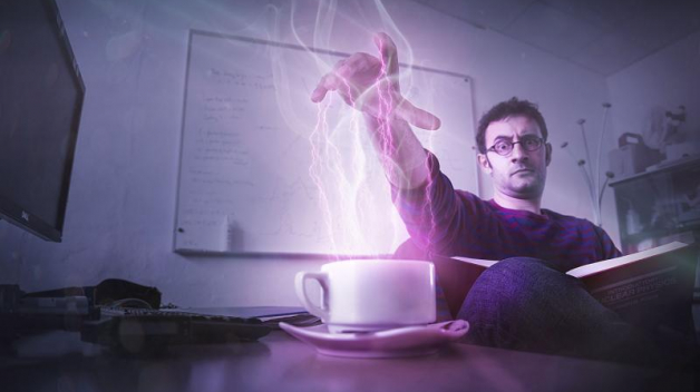 Fyzik Valerio Rossetti využívá sílu pro dobro celého světa - například zde díky ní ohřívá kávu.