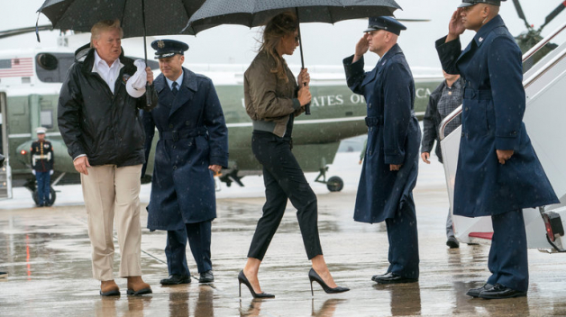 Prezidentský pár míří na palubu Air Force One, který je přepraví do Texasu. Obuv Melanie Trumpové přinejmenším vzbuzuje údiv.