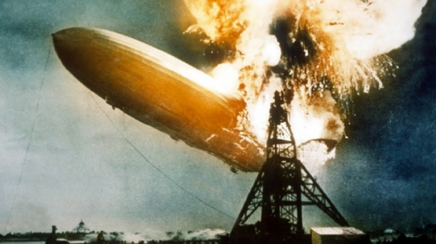 Během přistávacího manévru v Lakehurstu Hindenburg nečekaně vzplanul. Při katastrofě zahynulo 36 lidí.