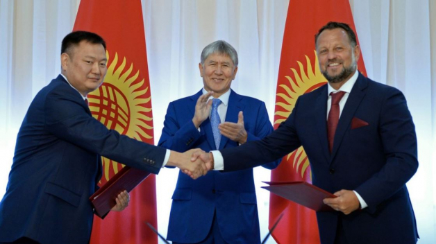 Kyrgyzský prezident Almazbek Atambajev při podpisu smlouvy s pochybnou českou společností Liglass. Radost z lidmi z okolí MIloše Zemana domluveného kontraktu ale již vyprchala.