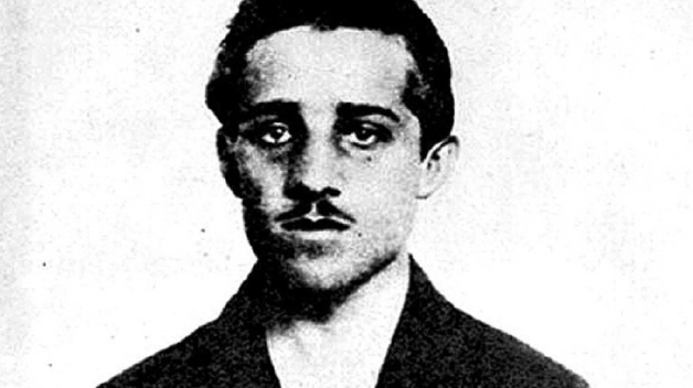 Fotografie pořízená po zatčení Gavrila Principa. Ten byl následně vězněn v terezínské Malé pevnosti, kde těsně před koncem války zemřel na tuberu. Fotografie pořízená po zatčení Gavrila Principa. Ten byl následně vězněn v terezínské Malé pevnosti, kde těsně před koncem války zemřel na tuberu.