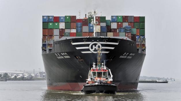 Čínská nákladní loď plující do Hamburku.