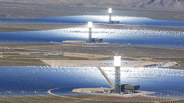 Budoucí největší solární elektrárna světa v nevadské poušti. Tři solární pole soustřeďující světlo do věží s vodou, z níž vzniklá pára bude vyrábět elektřinu.