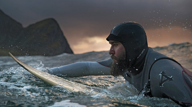 V ledových vodách pádluje Standa Hruban, jeden z otců myšlenky natočit dokument Choose Your Wave. Je to film o Češích, kteří se odstěhovali k oceánům kvůli surfování.
