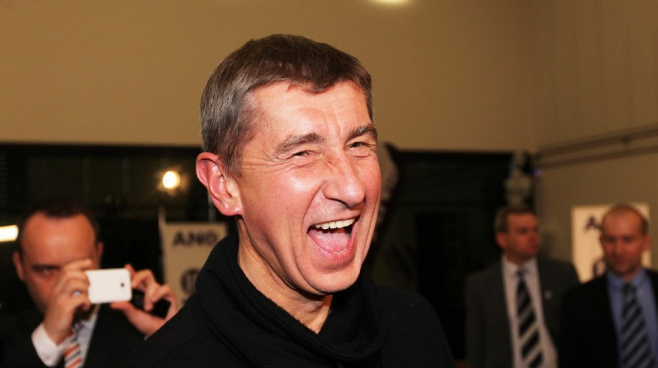 Sorry jako Andrej Babiš se může klidně smát. Jeho vydání do rukou spravedlnosti je vzdálenější než kdy dřív.