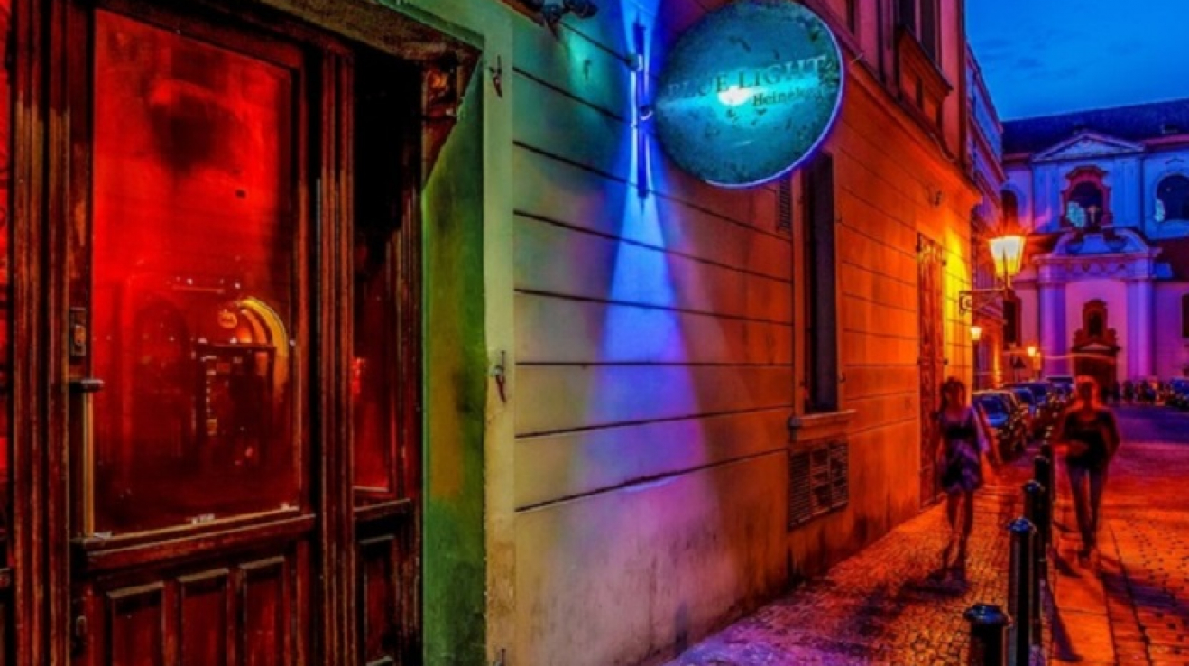 Blue Light Bar v Josefské ulici byl právem nejznámějším barem v Praze. Díky zákazu kouření ale musí po 22 letech skončit.
