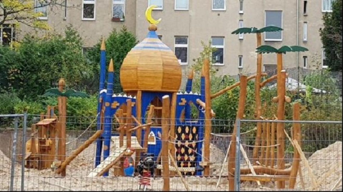 Tato stavba na dětském hřišti v Berlíně rozčílila rodiče. A my se ptáme - to jako vážně, jo?
