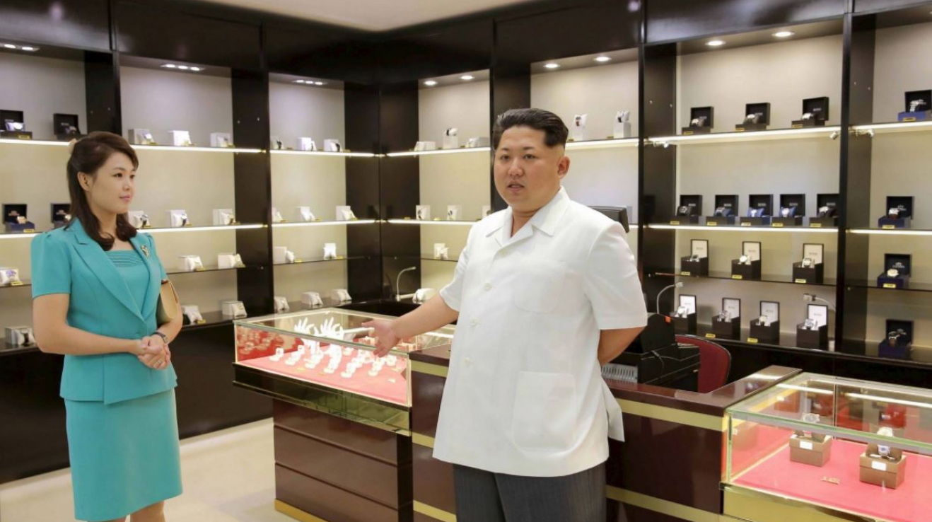 Kim Čong-un spolu se svou manželkou ukazuje místní obchod s luxusním zbožím. V zásadě severokorejské „Tuzexy“ slouží jako zdroj financování jaderných zbraní.