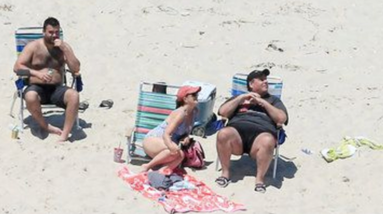 Zatímco občané New Jersey na pláže nesměli, vysmátý guvernér Christiesi si užíval nikým nerušené pohody s rodinou.