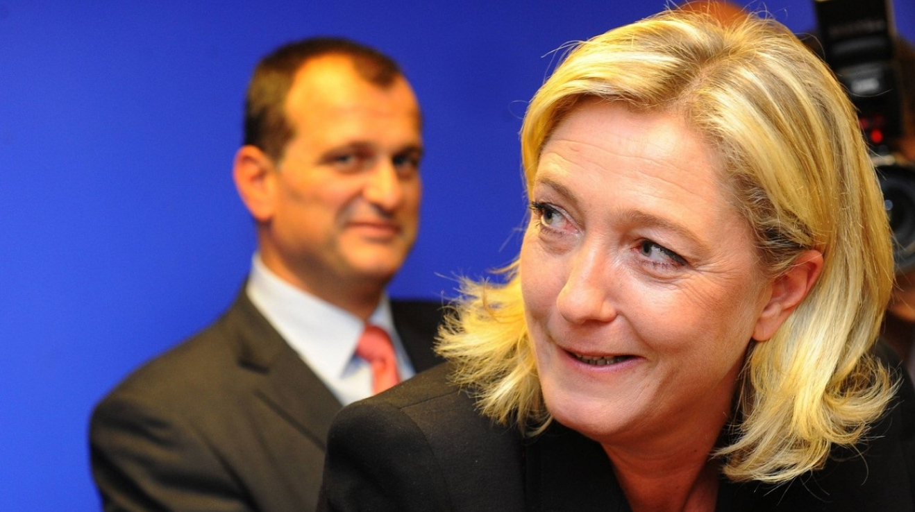 Kandidátka na prezidentku Francie Marine Le Penová je velmi výraznou političkou. Její partner Louis Aliot je naproti tomu spíše mužem v pozadí.