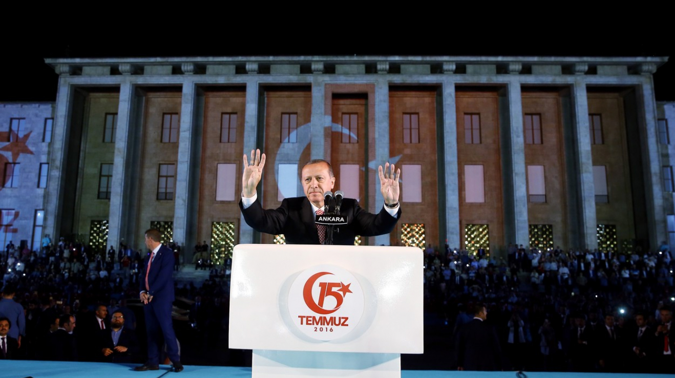 Rok po potlačeném puči je Turecký prezident Recep Tayyip Erdoğan silnější než kdy předtím. Z oslav výročí puče udělal propagandistickou akci, během které si opět upevnil svou pozici.