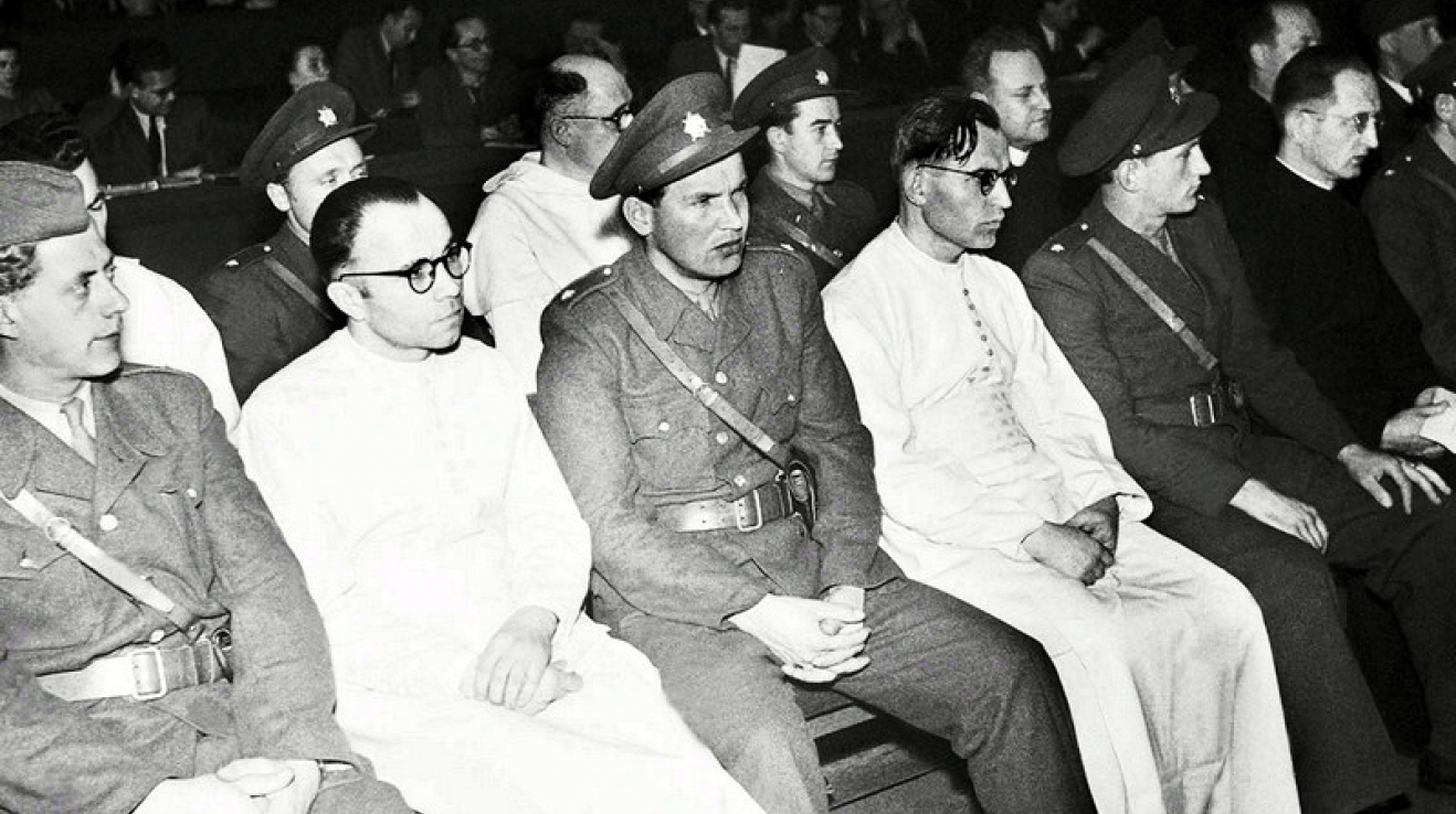 Fotografie z monstrprocesu s opatem Machalkou a spol., kterým se komunisté snažili ospravedlnit tzv. Akci K.