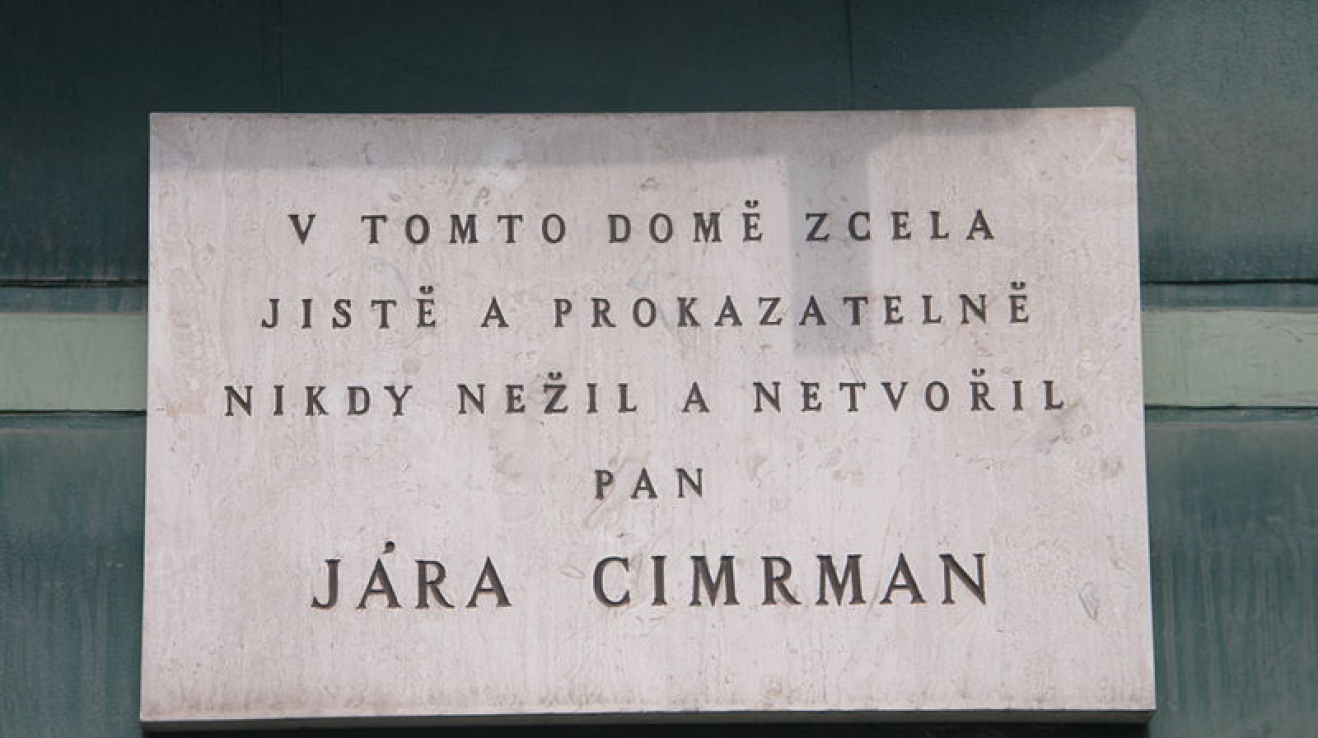 Cedule na domě, ve kterém Jára Cimrman nikdy nežil.