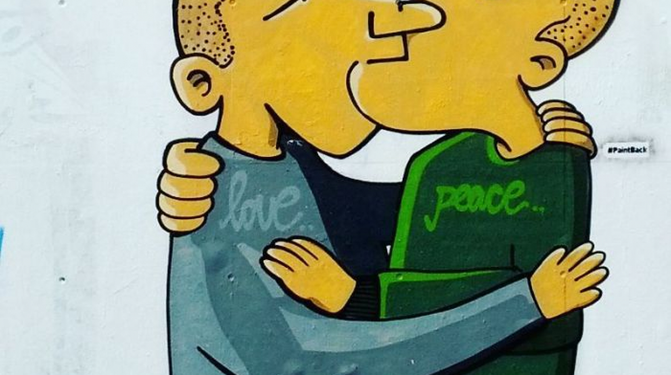 Projekt Paintback si klade za cíl přemalovávat svastiky na berlínských zdech a domech.