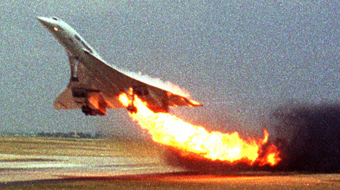 Záběry hořícího stroje krátce po startu.