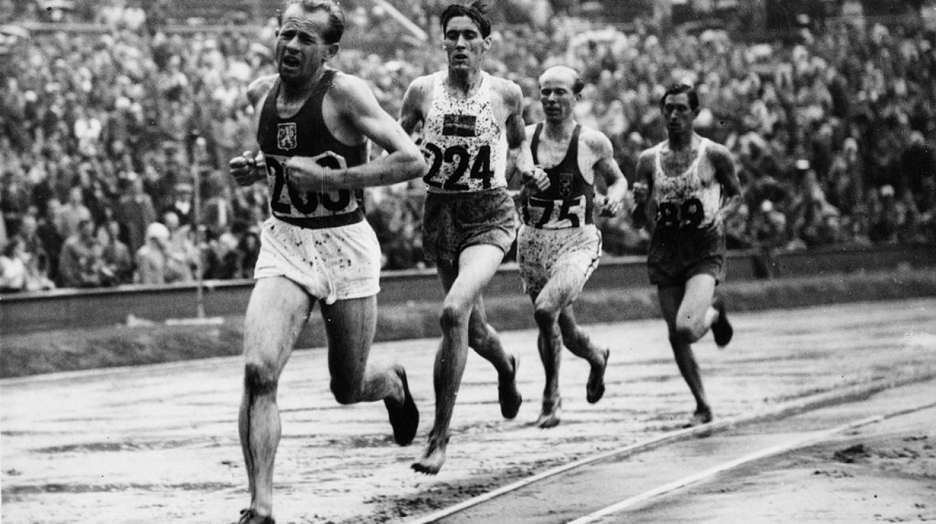 Emil Zátopek při běhu na 5000 metrů na olympiádě v Londýně (1948). Stíhá ho švédský atlet Erik Ahldén.