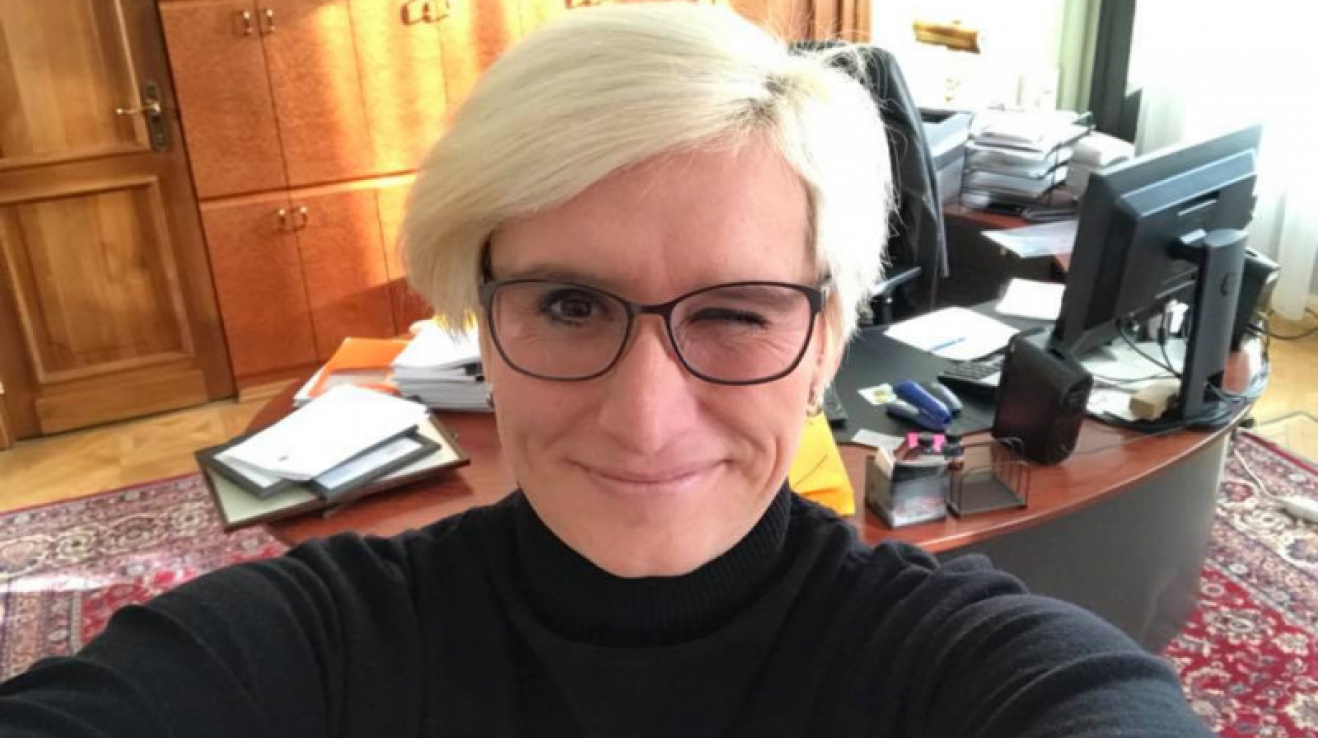 Karla si prostě řekla, že tu politickou satiru bude dělat raději sama. A reálnou.