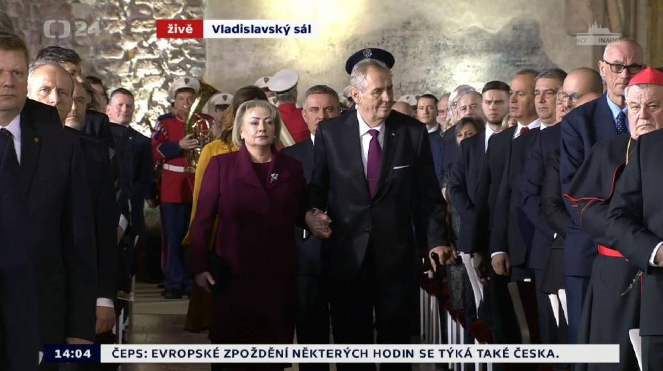 Miloš Zeman a jeho lidská hůlka Ivana prochází mezi hosty ve Vladislavském sále.