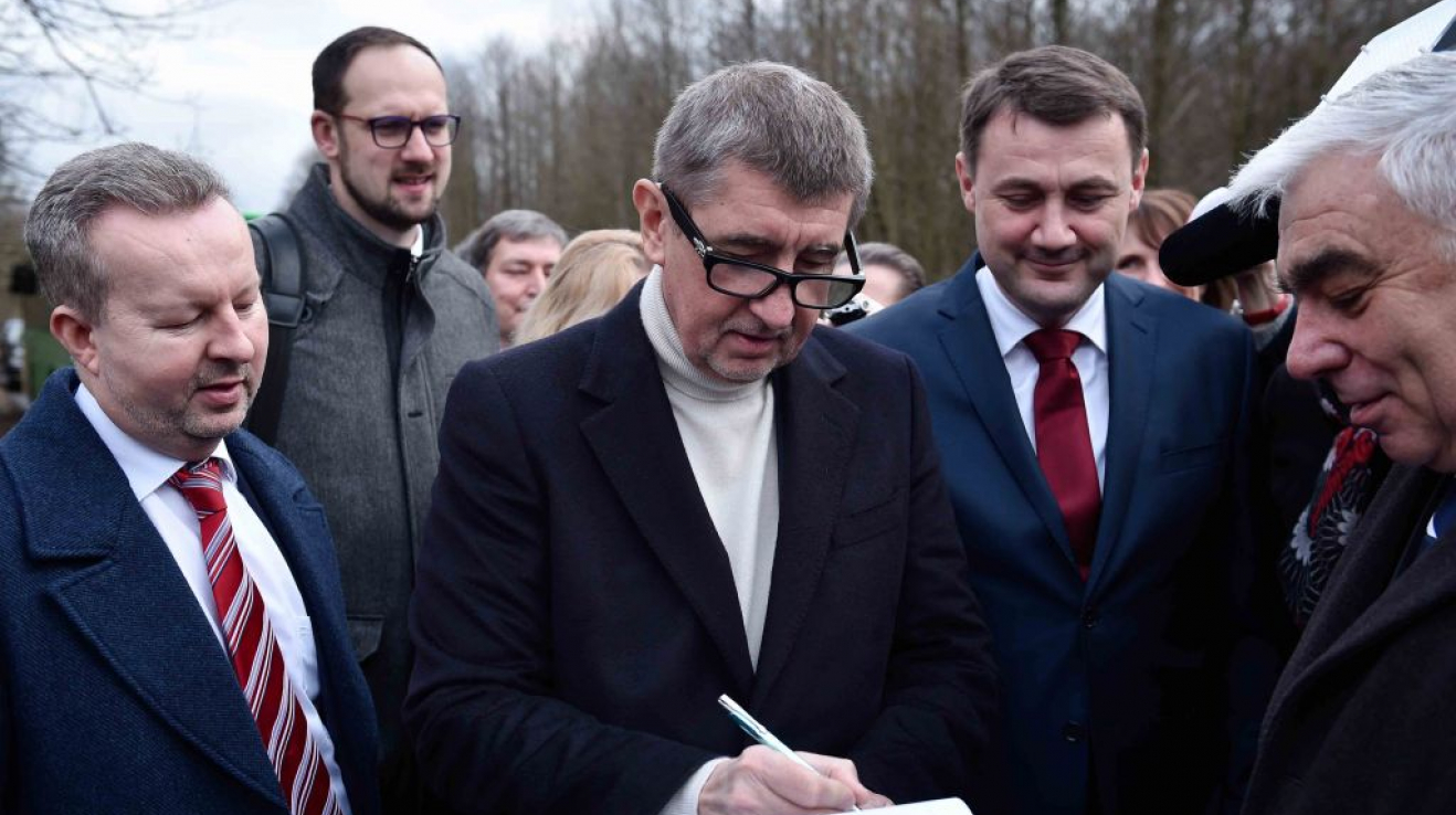 Babiš podepisuje petici a vše je tím vyřešeno