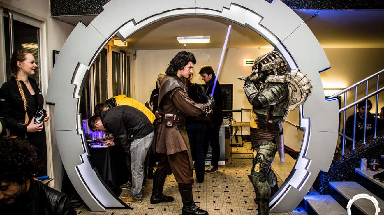 Festival sci-fi filmů Future Gate se doposud konal v letenském Oku, teď se přesouvá do Lucerny. Tématické dekorace a cosplayeři jeho součástí ale zřejmě zůstanou i v centru Prahy.