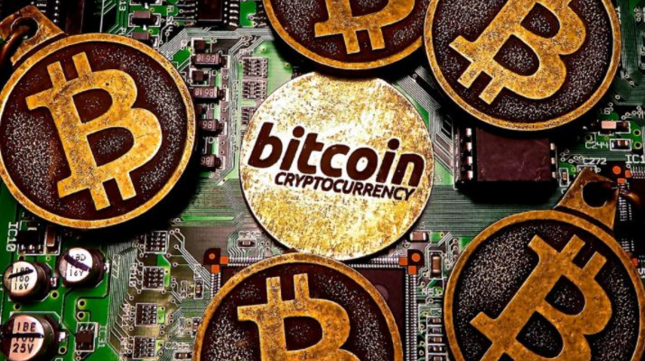 Bitcoin je nejpoužívanější ryze digitální kryptoměnou. Pro mnohé je měnou budoucnosti, která by měla nahradit současné peníze.