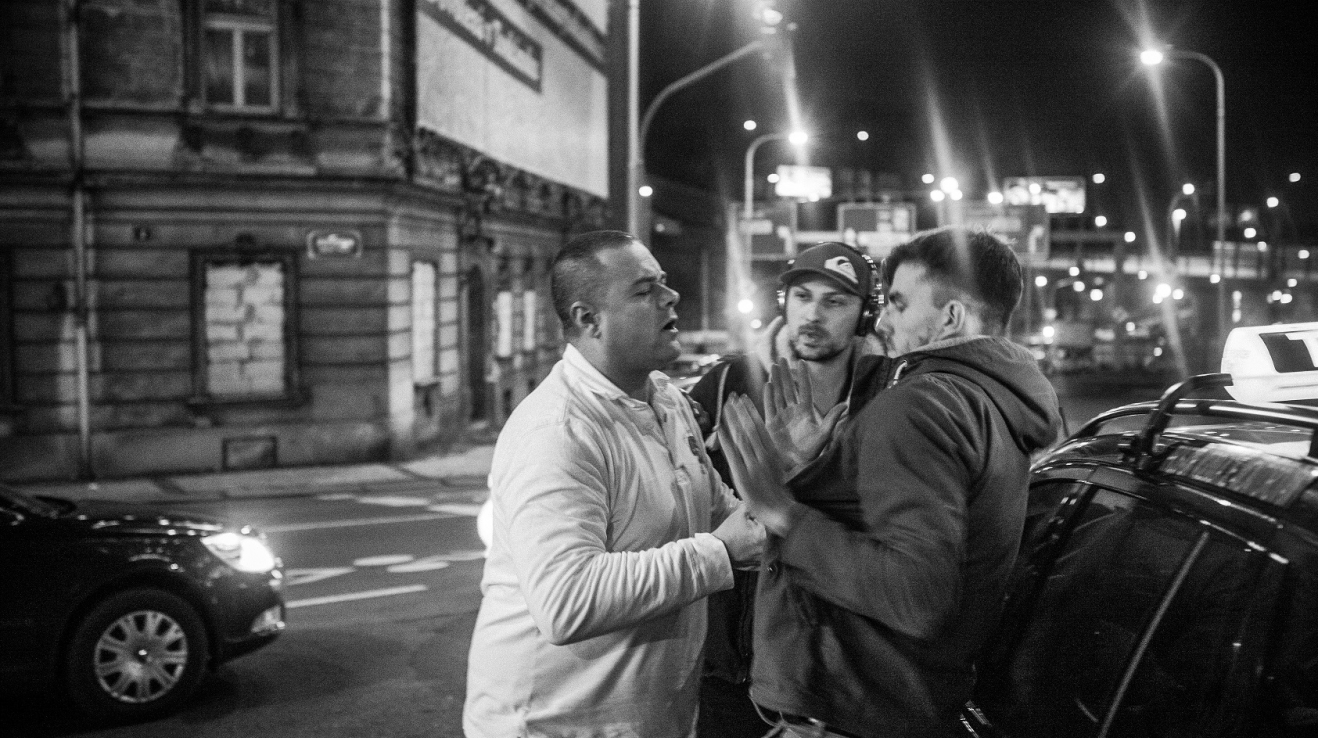 Nepoctivý pražský taxikář fyzicky napadá publicistu Janka Rubeše, kterého předtím okradl