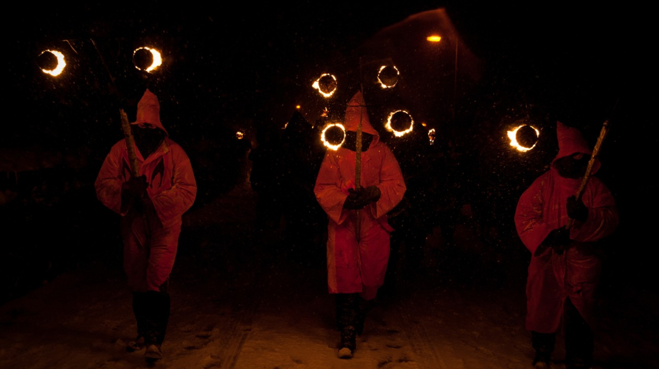 Imbolc v anglickém Marsdenu. Planoucí louče symbolizují boj Slunce se sněhem, který ustupuje, a Země se díky tomu začíná probouzet. Vánoce za námi, jaro na dohled.