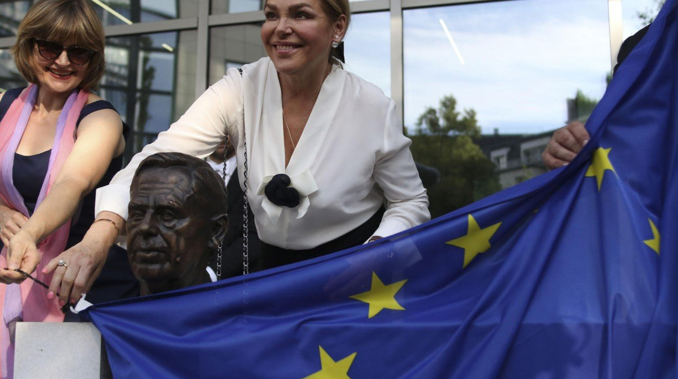 Dagmar Havlová odhaluje manželovu bustu ve Štrasburku.