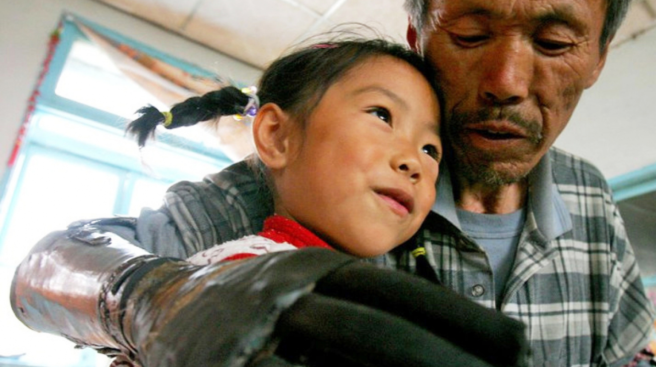 Živé objetí umělou rukou: Sun Ťi-fa se svou vnučkou