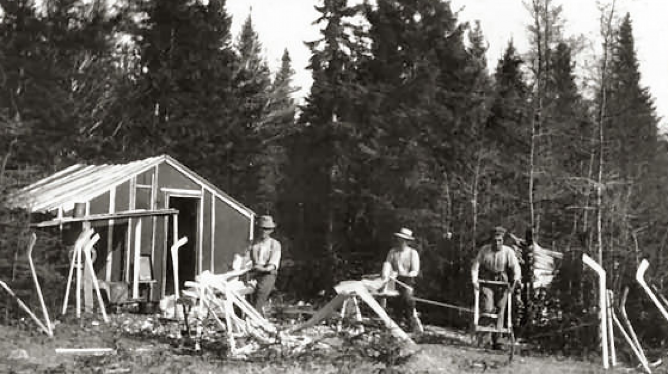 Výroba dřevěných hokejek v Kanadě roku 1890