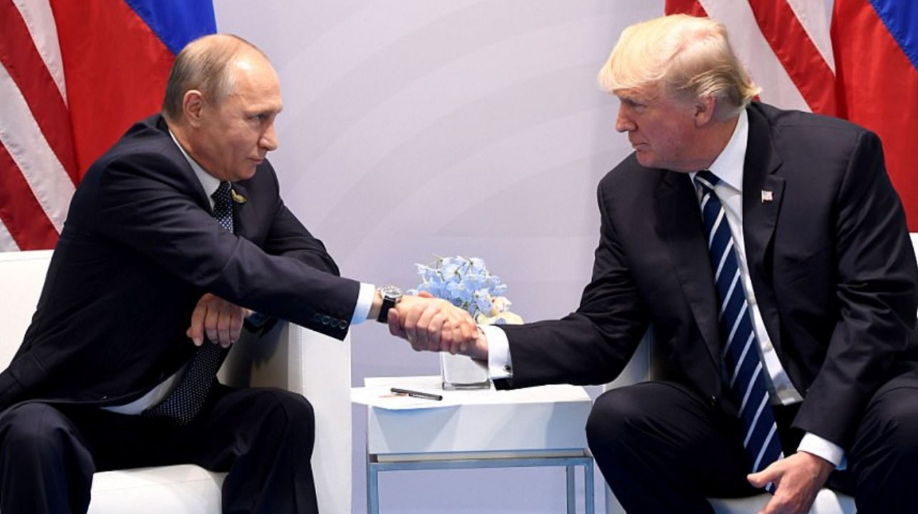 Zapojení Ruska do ovlivňování amerických prezidentských voleb odmítl na společné schůzi prezidentů obou zemí i sám Vladimír Putin.