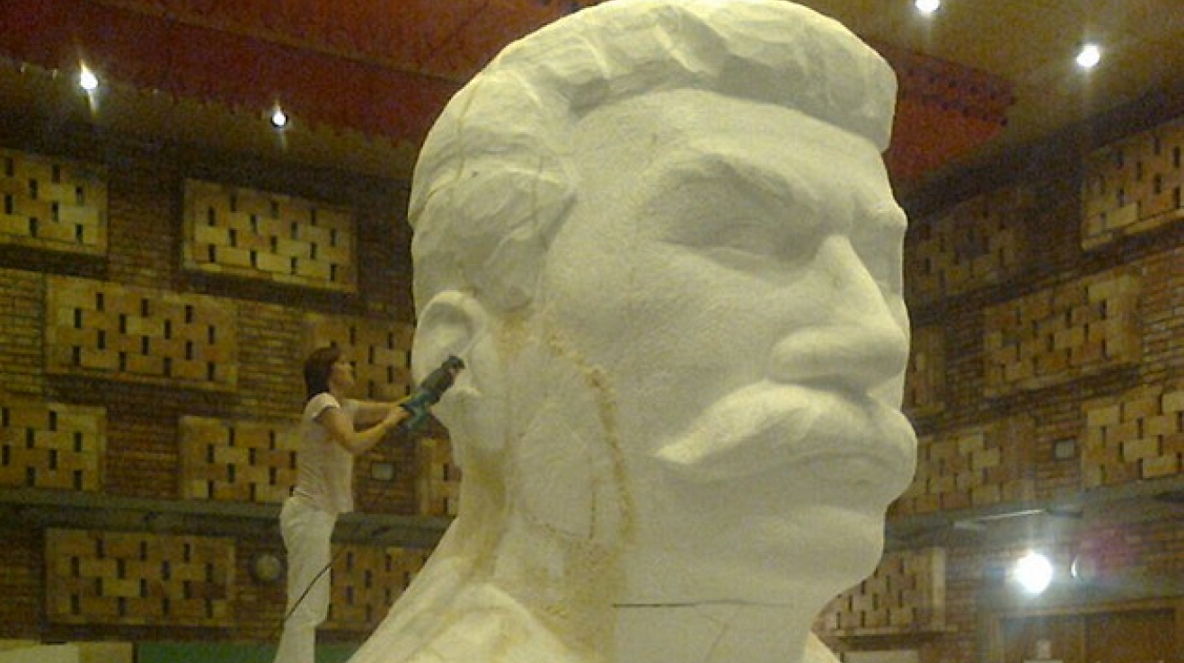 Příprava makety Stalinova pomníku pro snímek Monstrum.