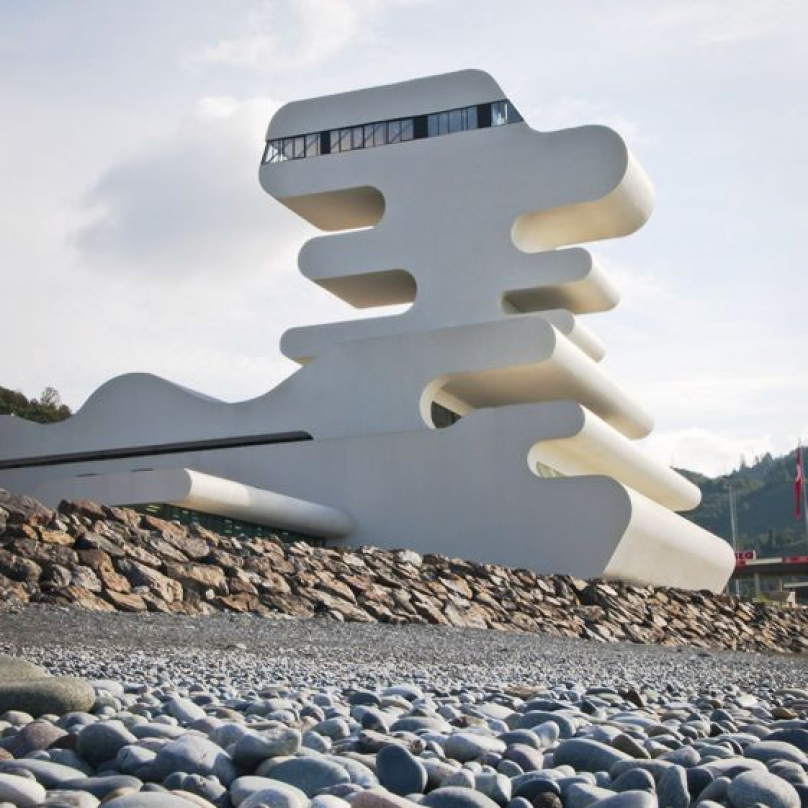 Celnice v Sarpi na gruzínsko-turecké hracici od německého studia J. Mayer H. Architects. Slouží též jako rozhledna nad strmým břehem Černého moře. 