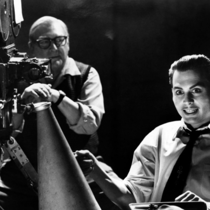 Ed Wood (1994) - Snímek zachycuje nejplodnější umělecké období režiséra Edwarda D. Wooda, který patřil mezi nejbizarnější postavy Hollywoodu. Woodova tvorba spočívala ve vytváření "béčkových" hororů a sci-fi snímků s minimálními rozpočtem.