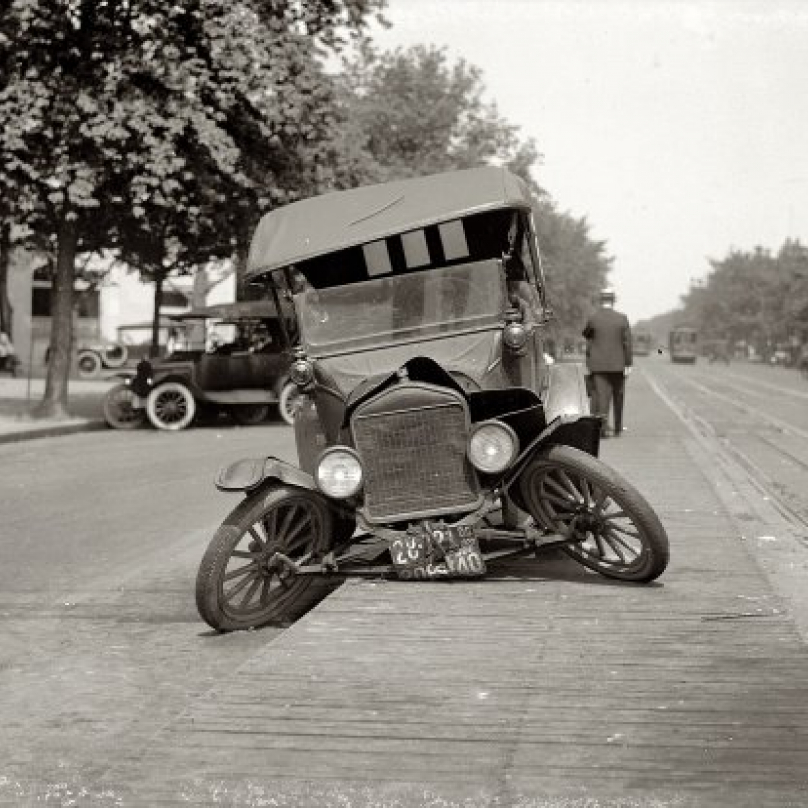 Ford má problémy, 1922. Kolaps přední nápravy s příčnými listovými pery.