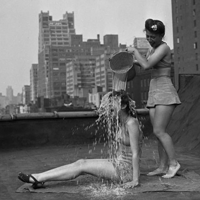 Kbelíková výzva (Ice Bucket Challenge) má starší původ, než bychom se mohli domnívat. Toto se odehrálo v New Yorku v roce 1943.