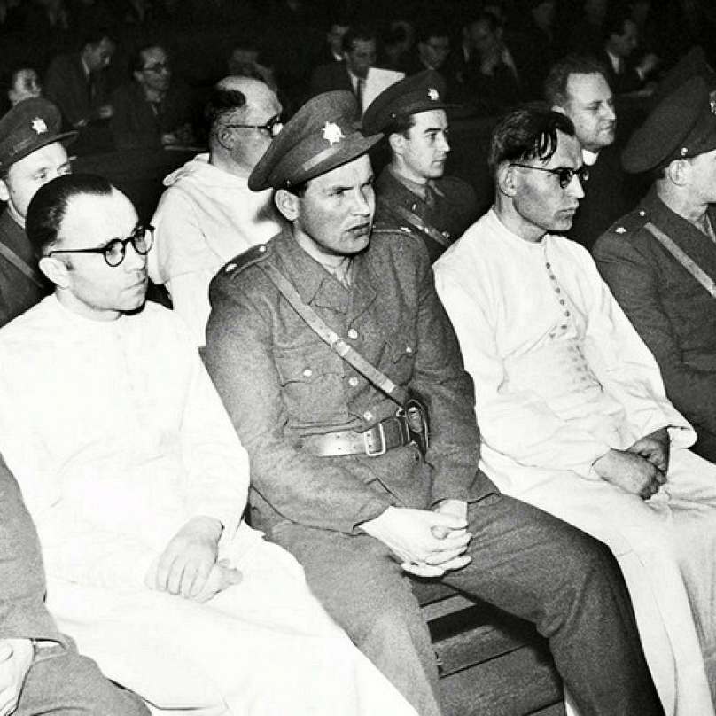 Fotografie z monstrprocesu s opatem Machalkou a spol., kterým se komunisté snažili ospravedlnit tzv. Akci K.