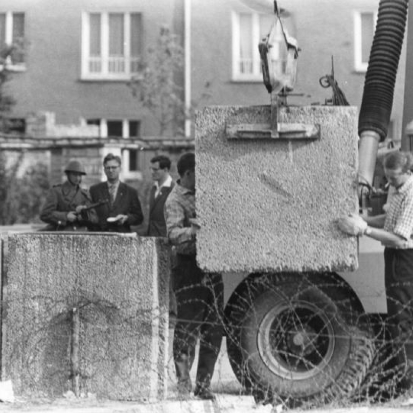 Ze stavby Berlínské zdi - pokládání betonových bloků