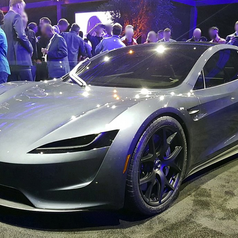 Automobilka Tesla začala s masovou výrobou elektromobilů v roce 2008. Prvním modelem, který firmě zajistil mimořádnou publicitu byl Tesla Roadster. Do dvou let by měl z výrobních linek sjet nový model tohoto sportovního vozu. 