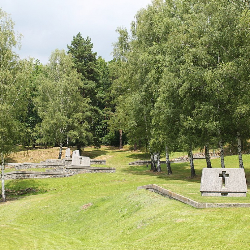 Pomníky, tzv. hrobodomy, vybudované v místech domů osady Ležáky