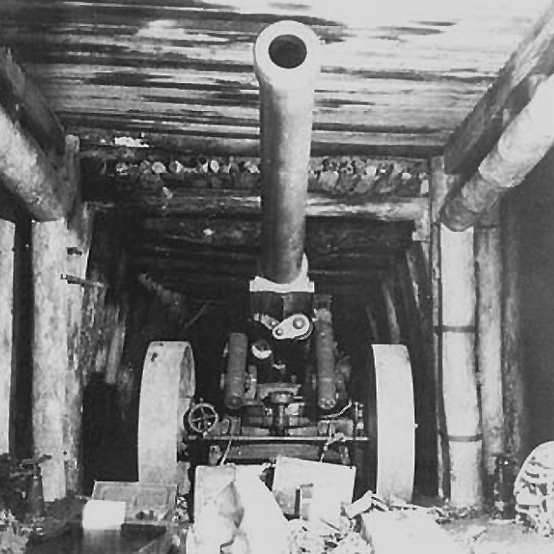 Japonci byli na útok dobře připraveni. Těžištěm jejich obrany byl velmi rozvinutý systém jeskyní a tunelů. Na snímku 150 mm kanón, který byl ukrytý v jeskyni.