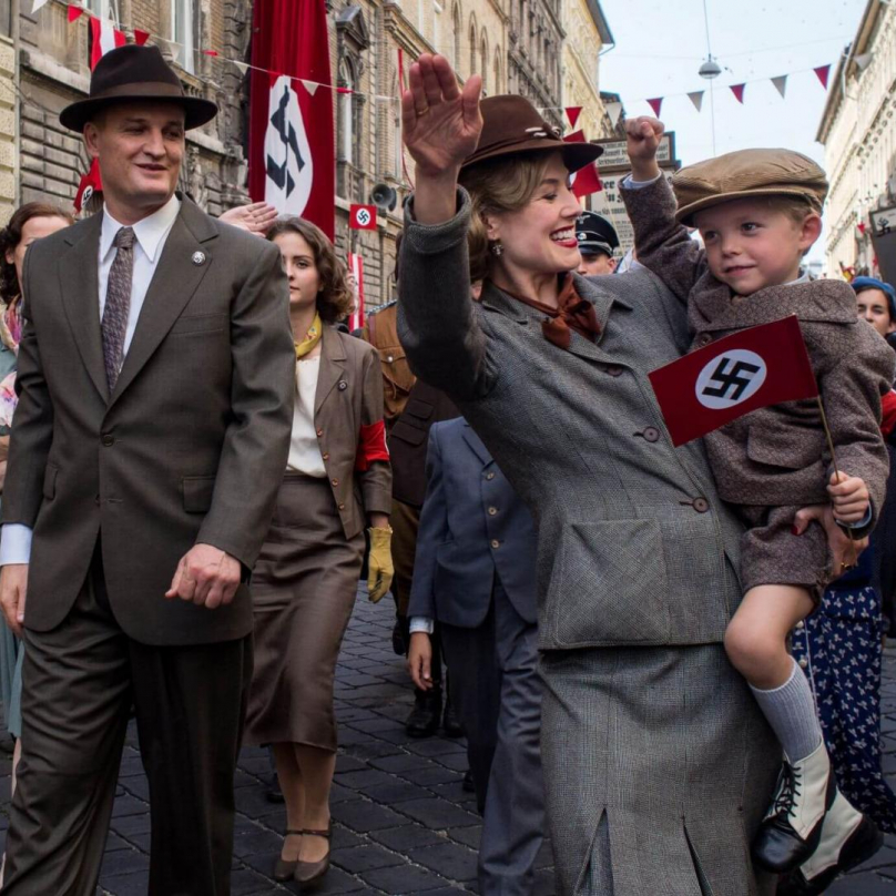 O vztahu Reinharda a Liny, jejich cestě na výsluní a pádu po atentátu byl natočen snímek Smrtihlav. (foto z filmu)