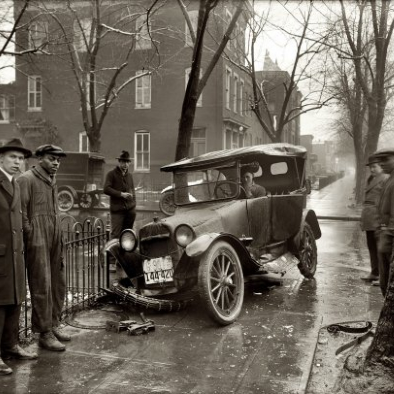 Nehoda na zledovatělé silnici, přibližně rok 1920, Washington D.C. Všimněte si, že auto má na zadních kolech řetězy.