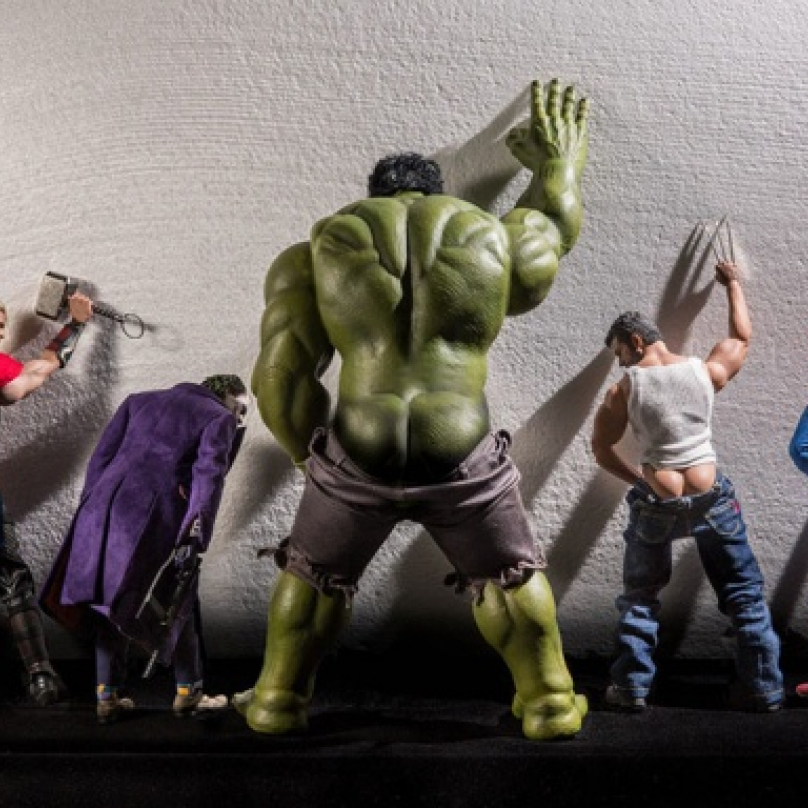 Je prostě super si ulevit u zdi...Edy Hardjo je se svými superhrdinskými výjevy hvězdou internetu. Přitom původně plastové figurky ani moc nemusel. Poté, co se mu narodili dva synové, ohromila ho úroveň detailů u současné generace hraček.