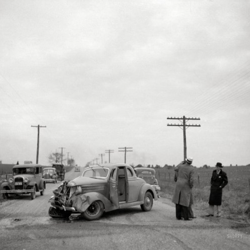 1936, nehoda na dálnici 40 v Marylandu. Stěrače umístěné na horní hraně skla nárazem vylétly dopředu. 