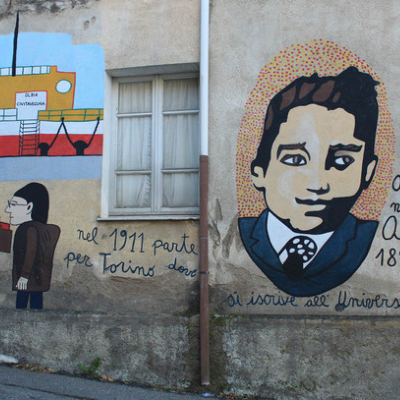 Antonio Gramsci. Pravda je revoluce, říkal Antonio Gramsci, asi nejznámější italský marxista a autor teorie hegemonie. Malba připomíná jeho sardinské kořeny (narodil se v městečku Ales) a jeho odchod z ostrova do Turína v roce 1911. Ani tam nezahálel.