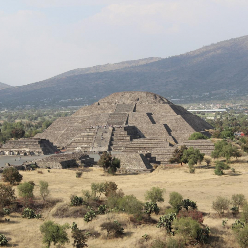 Pyramida Měsíce a menší chrámy pod jejím úpatím. 
