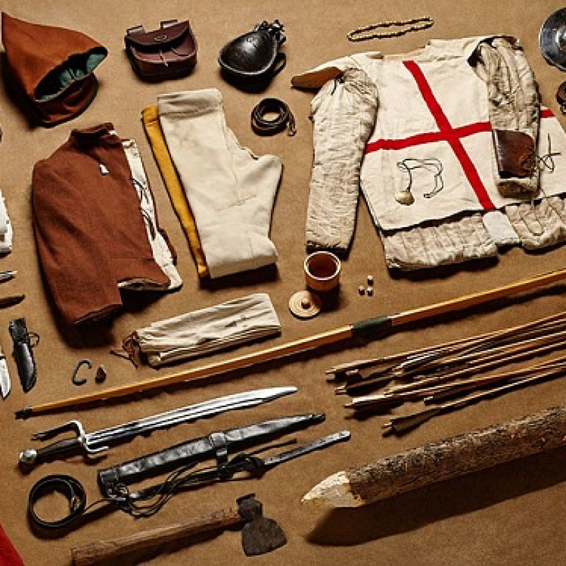 Věci, které měl u sebe a na sobě každý lukostřelec v bitvě u Azincourtu v severní Francii, 1415 