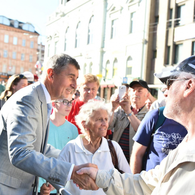 Andrej mezi lidmi. I tam na něho číhá kampaň