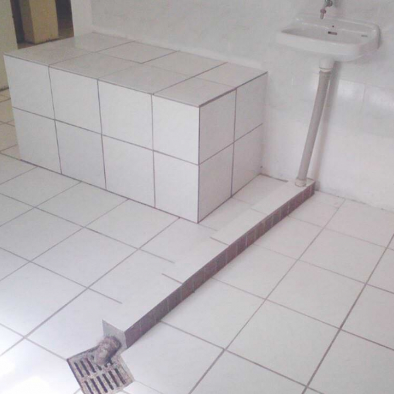 Velice praktické řešení. Když dáte pozor na schod, přejdete koupelnu suchou nohou.
